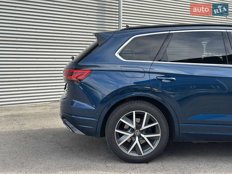 Позашляховик / Кросовер Volkswagen Touareg 2021 в Рівному