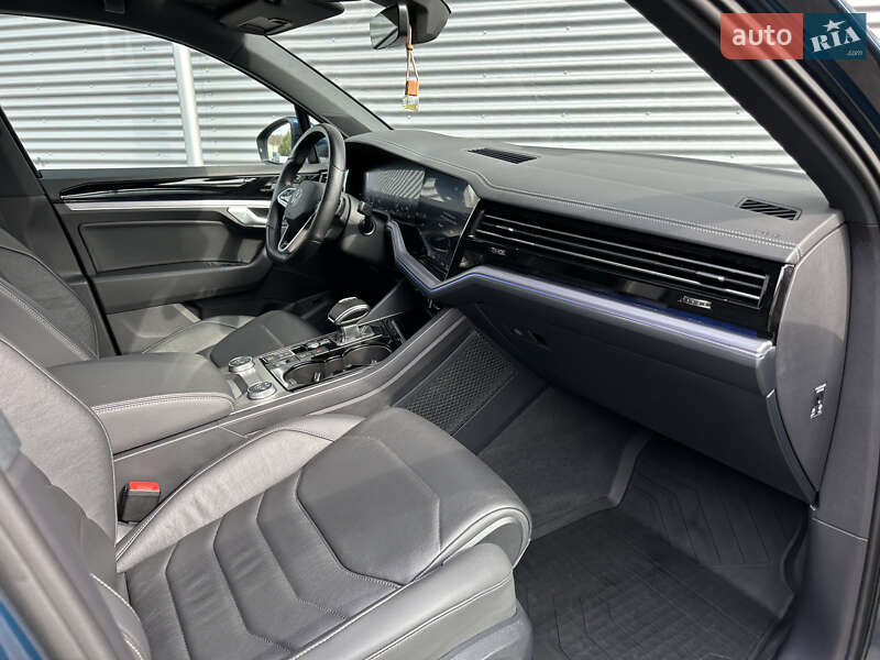 Позашляховик / Кросовер Volkswagen Touareg 2021 в Рівному