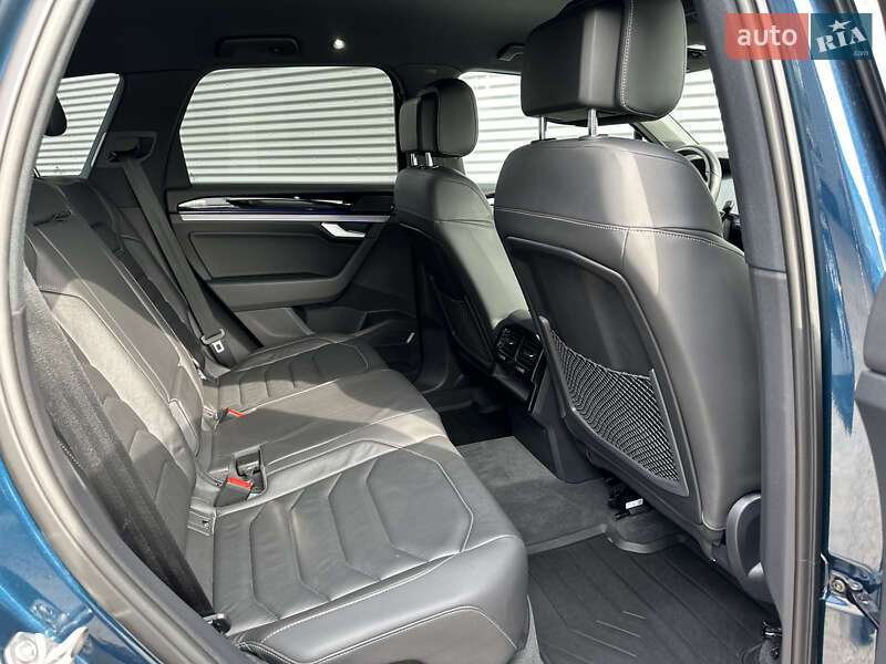 Позашляховик / Кросовер Volkswagen Touareg 2021 в Рівному