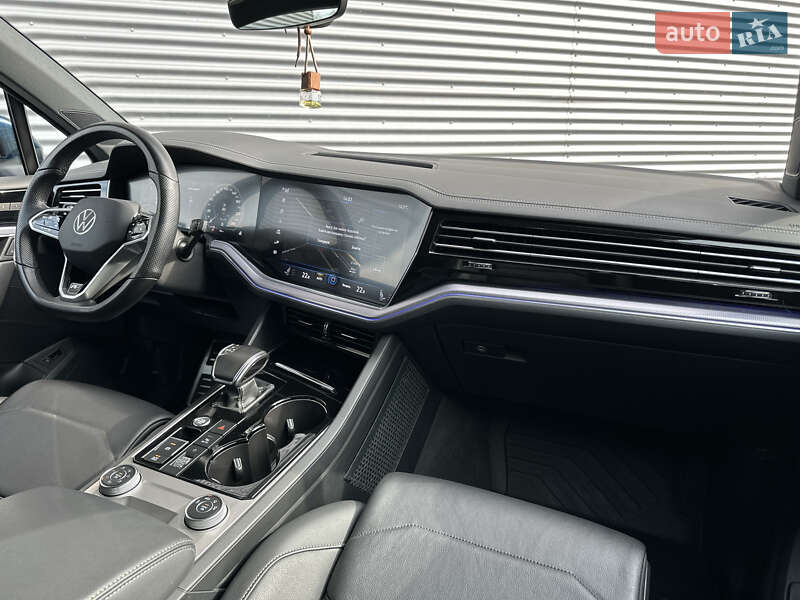 Позашляховик / Кросовер Volkswagen Touareg 2021 в Рівному