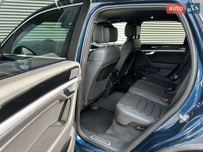 Позашляховик / Кросовер Volkswagen Touareg 2021 в Рівному