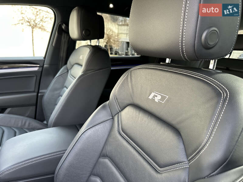 Позашляховик / Кросовер Volkswagen Touareg 2021 в Рівному