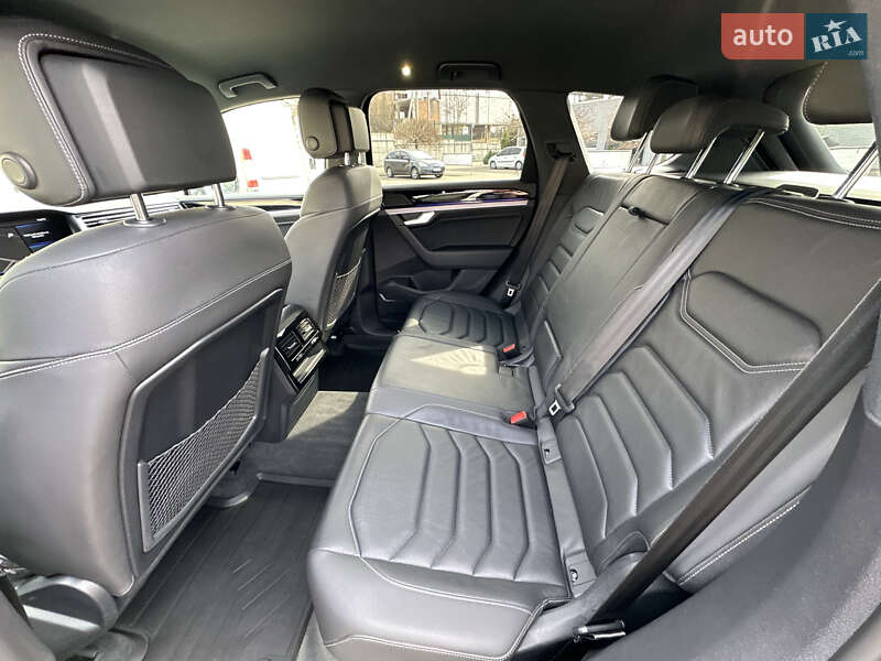 Позашляховик / Кросовер Volkswagen Touareg 2021 в Рівному