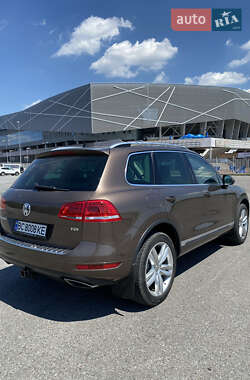 Позашляховик / Кросовер Volkswagen Touareg 2014 в 