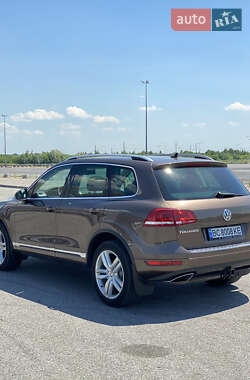 Позашляховик / Кросовер Volkswagen Touareg 2014 в 