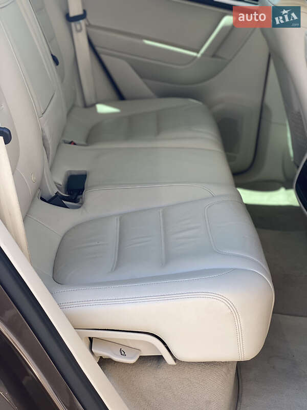 Позашляховик / Кросовер Volkswagen Touareg 2014 в Львові