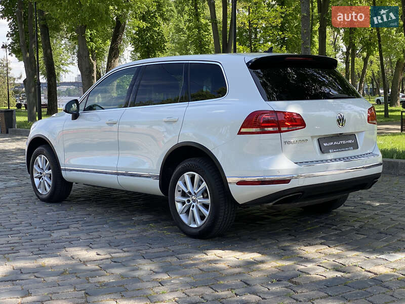 Позашляховик / Кросовер Volkswagen Touareg 2015 в Києві