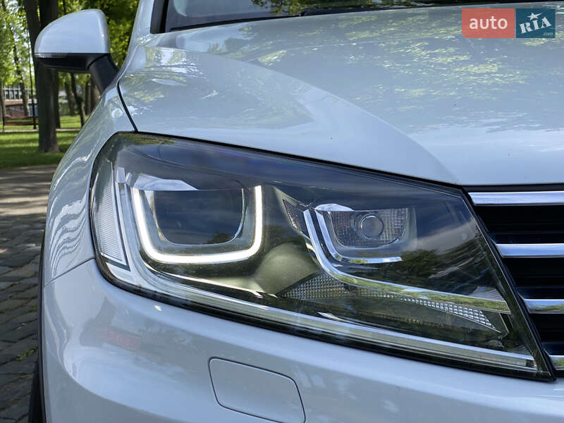 Позашляховик / Кросовер Volkswagen Touareg 2015 в Києві