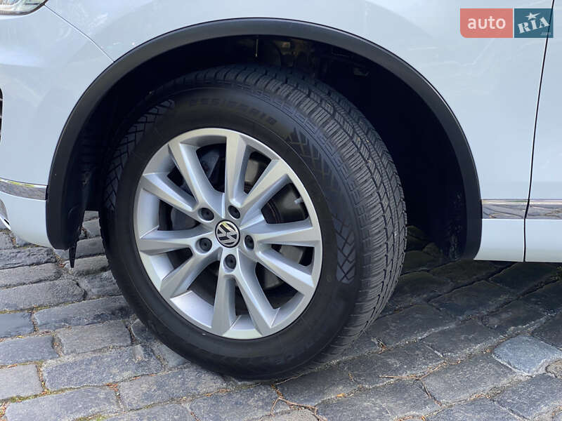 Позашляховик / Кросовер Volkswagen Touareg 2015 в Києві
