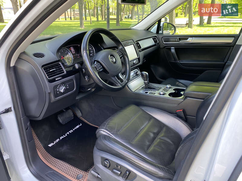 Позашляховик / Кросовер Volkswagen Touareg 2015 в Києві