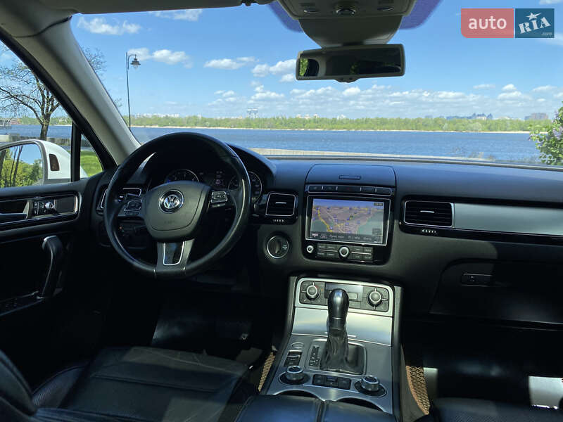 Позашляховик / Кросовер Volkswagen Touareg 2015 в Києві