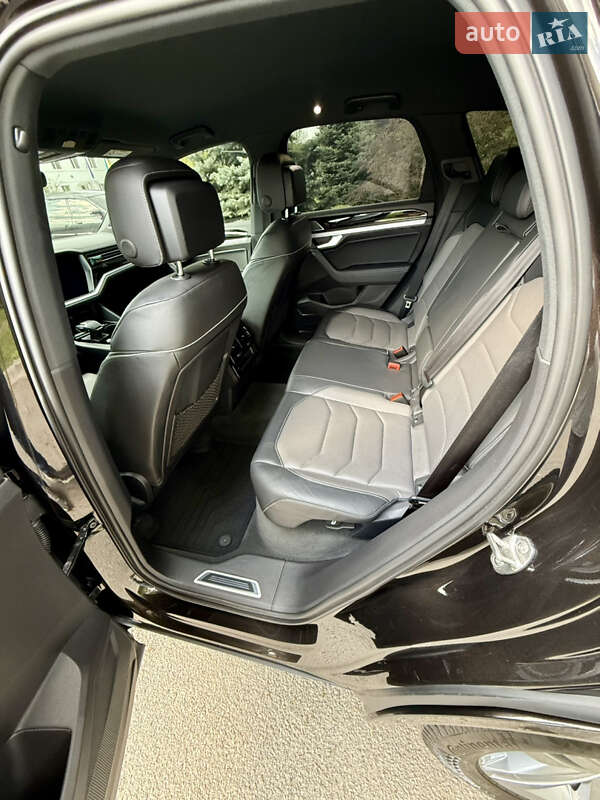 Позашляховик / Кросовер Volkswagen Touareg 2019 в Дніпрі