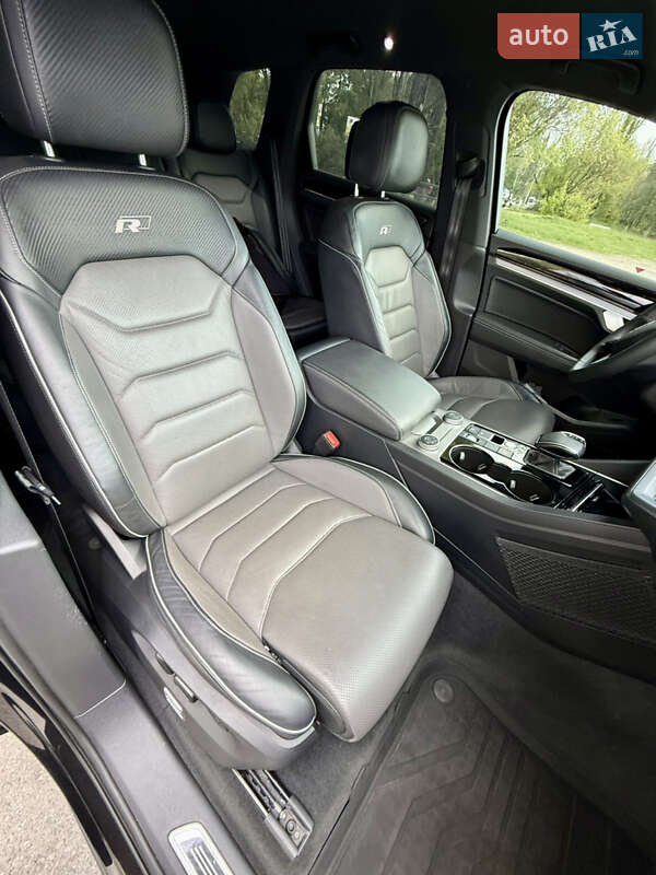 Позашляховик / Кросовер Volkswagen Touareg 2019 в Дніпрі