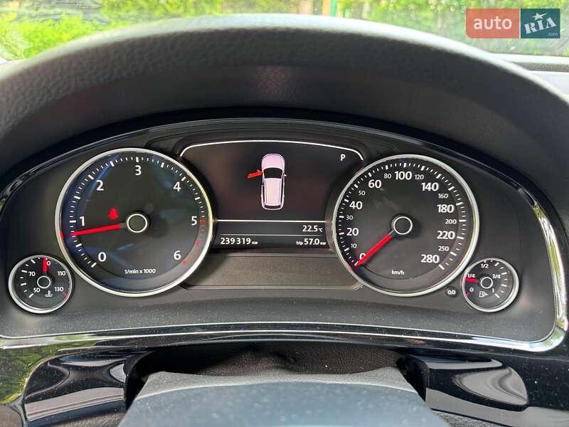 Внедорожник / Кроссовер Volkswagen Touareg 2014 в Киеве