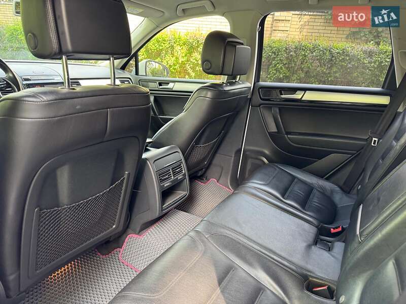 Внедорожник / Кроссовер Volkswagen Touareg 2014 в Киеве