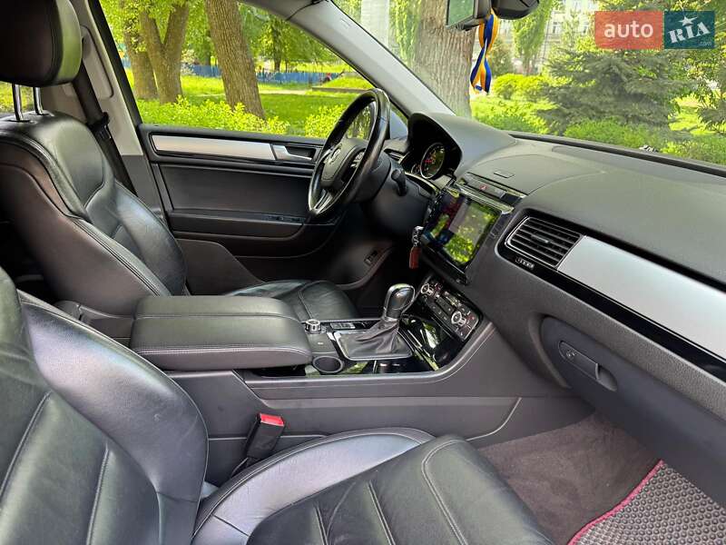 Внедорожник / Кроссовер Volkswagen Touareg 2014 в Киеве
