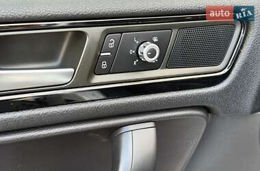 Внедорожник / Кроссовер Volkswagen Touareg 2014 в 
