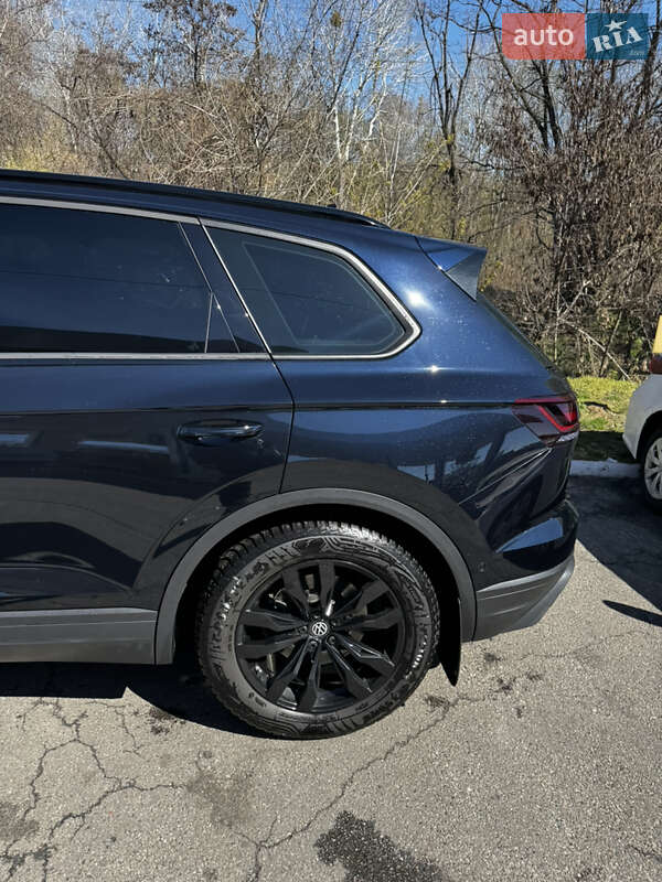 Позашляховик / Кросовер Volkswagen Touareg 2021 в Києві