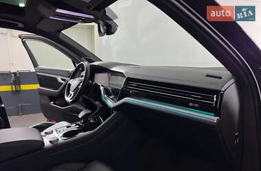 Внедорожник / Кроссовер Volkswagen Touareg 2019 в 