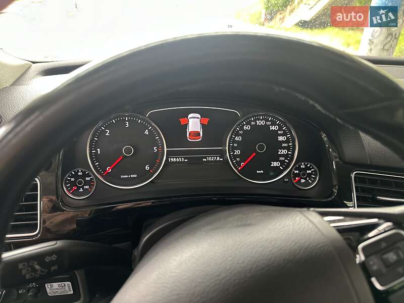 Внедорожник / Кроссовер Volkswagen Touareg 2014 в Одессе