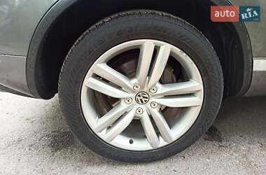 Внедорожник / Кроссовер Volkswagen Touareg 2012 в 