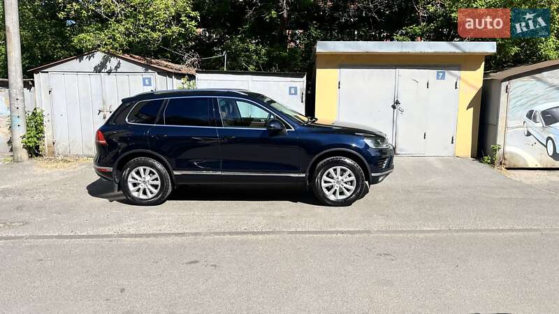 Позашляховик / Кросовер Volkswagen Touareg 2015 в Запоріжжі