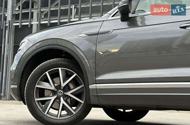 Позашляховик / Кросовер Volkswagen Touareg 2021 в 