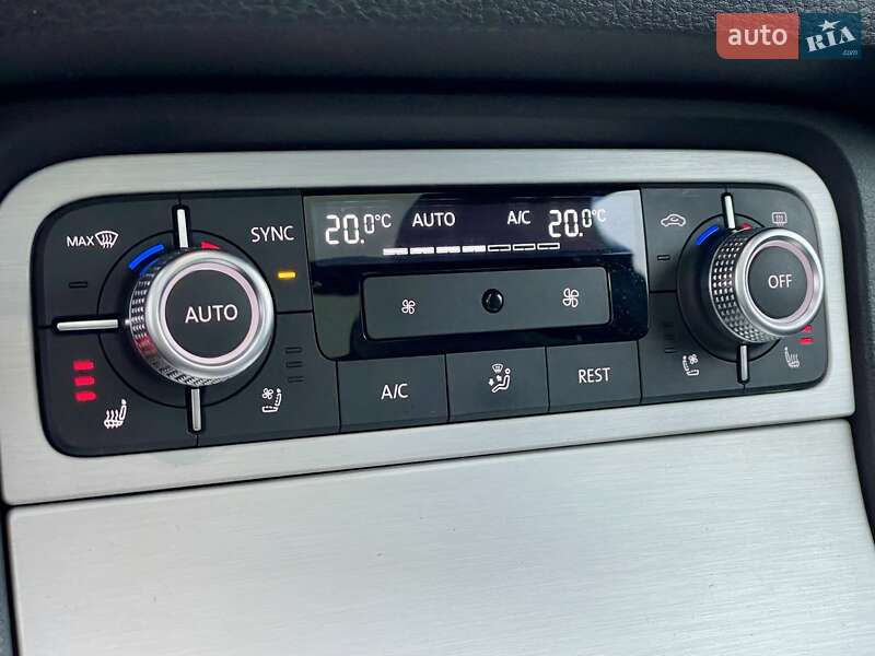 Внедорожник / Кроссовер Volkswagen Touareg 2016 в Сумах