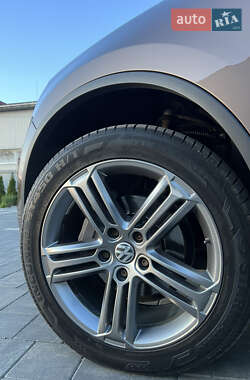 Позашляховик / Кросовер Volkswagen Touareg 2013 в 