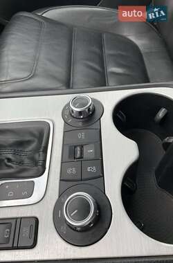Позашляховик / Кросовер Volkswagen Touareg 2011 в 