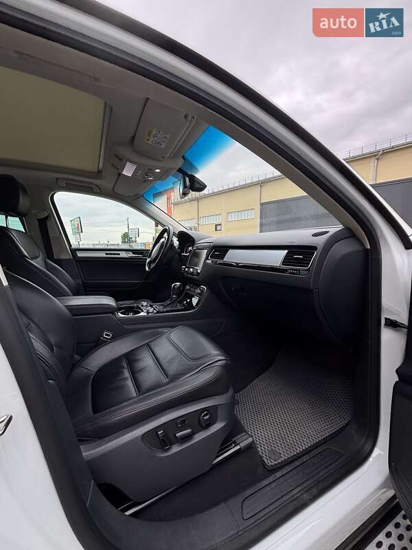 Внедорожник / Кроссовер Volkswagen Touareg 2015 в Киеве