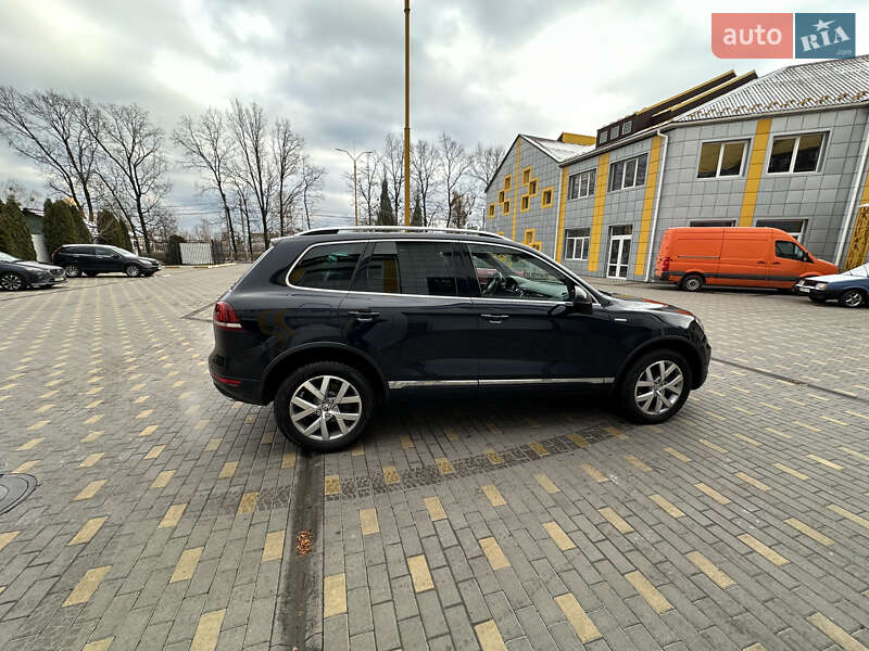 Внедорожник / Кроссовер Volkswagen Touareg 2013 в 