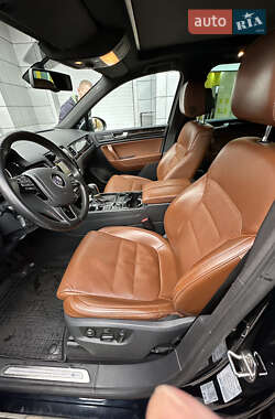 Внедорожник / Кроссовер Volkswagen Touareg 2013 в 