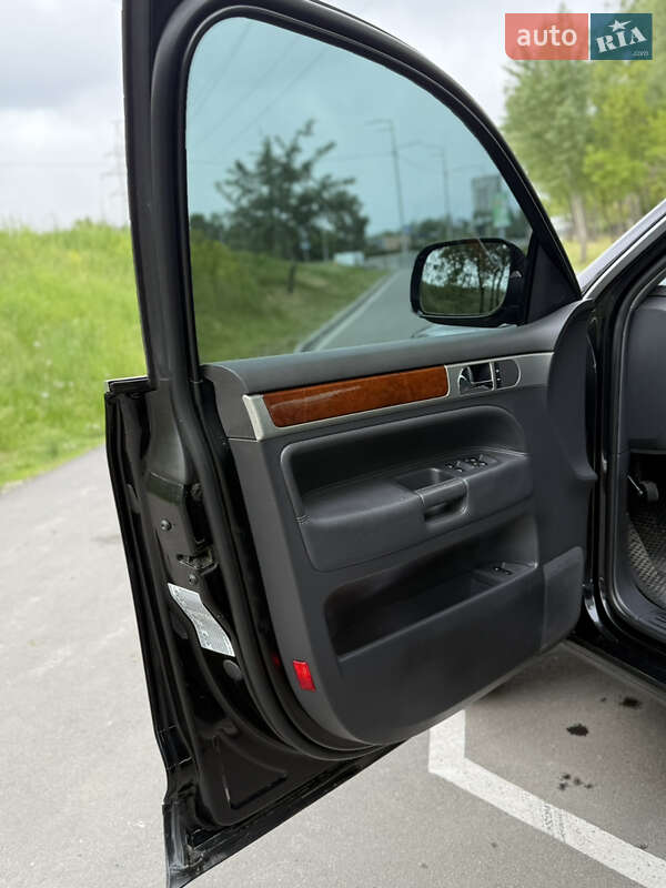 Внедорожник / Кроссовер Volkswagen Touareg 2006 в Киеве