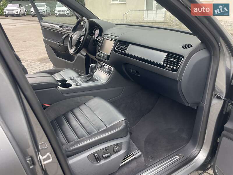 Позашляховик / Кросовер Volkswagen Touareg 2016 в Чернівцях