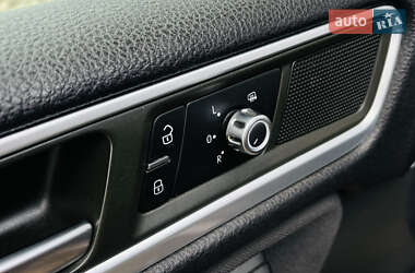 Внедорожник / Кроссовер Volkswagen Touareg 2012 в 