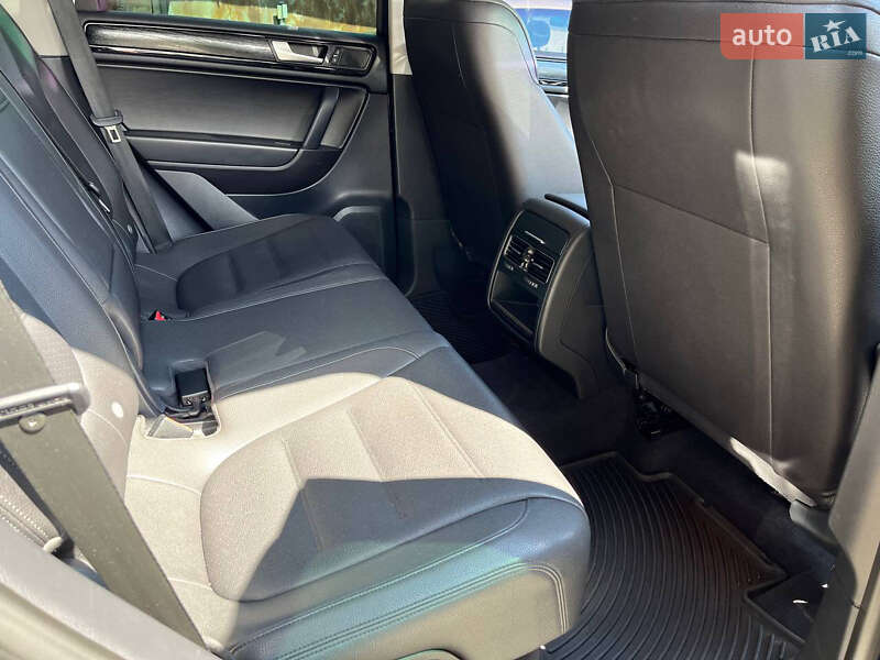 Позашляховик / Кросовер Volkswagen Touareg 2013 в Києві