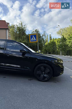 Позашляховик / Кросовер Volkswagen Touareg 2024 в 