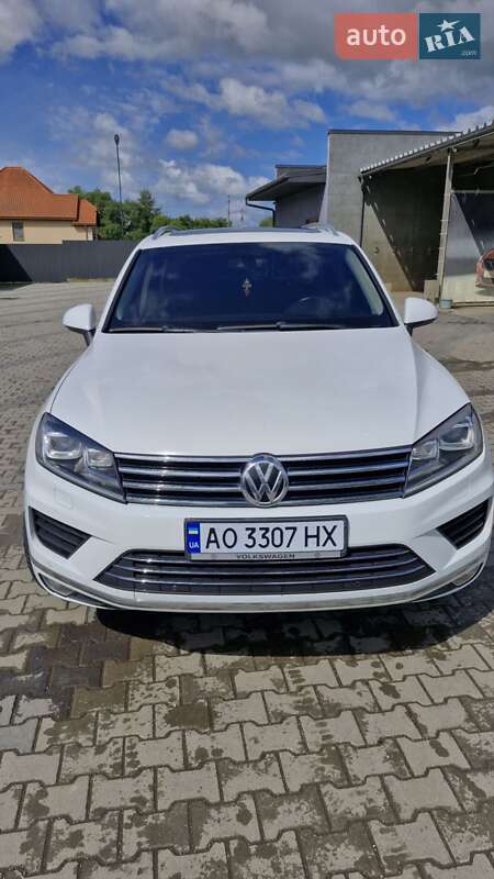 Позашляховик / Кросовер Volkswagen Touareg 2015 в Іршаві