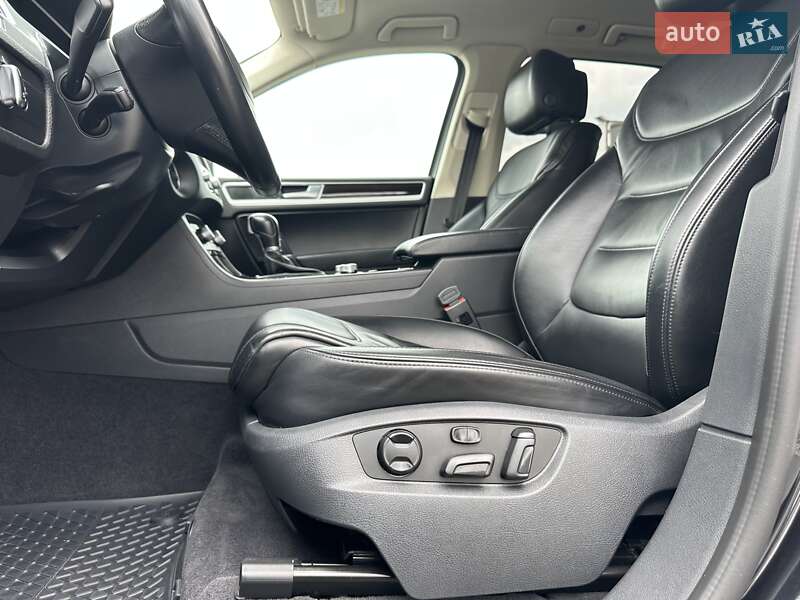 Позашляховик / Кросовер Volkswagen Touareg 2017 в Києві