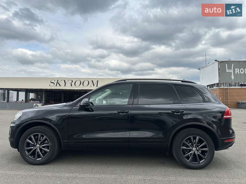 Позашляховик / Кросовер Volkswagen Touareg 2017 в Києві