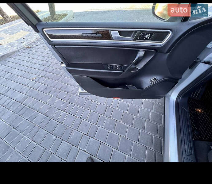 Внедорожник / Кроссовер Volkswagen Touareg 2012 в Фастове