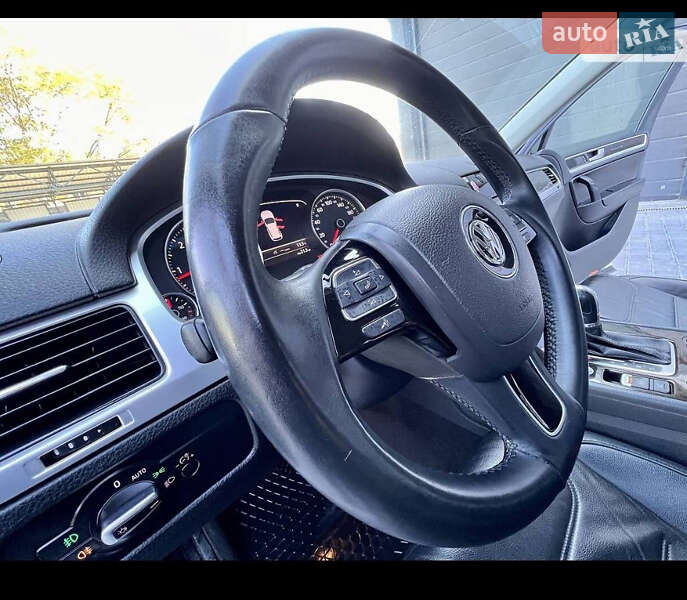 Внедорожник / Кроссовер Volkswagen Touareg 2012 в Фастове