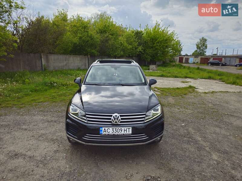 Внедорожник / Кроссовер Volkswagen Touareg 2015 в Луцке