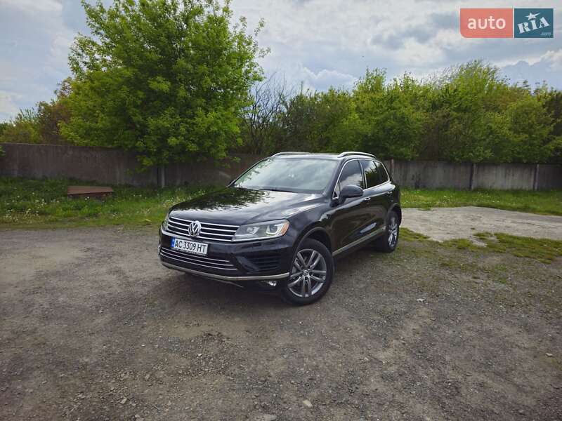 Внедорожник / Кроссовер Volkswagen Touareg 2015 в Луцке