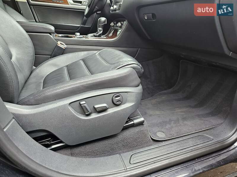 Внедорожник / Кроссовер Volkswagen Touareg 2015 в Луцке