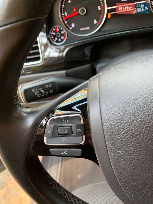 Внедорожник / Кроссовер Volkswagen Touareg 2011 в Львове