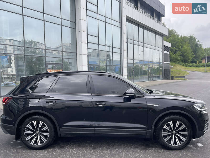 Позашляховик / Кросовер Volkswagen Touareg 2021 в Харкові