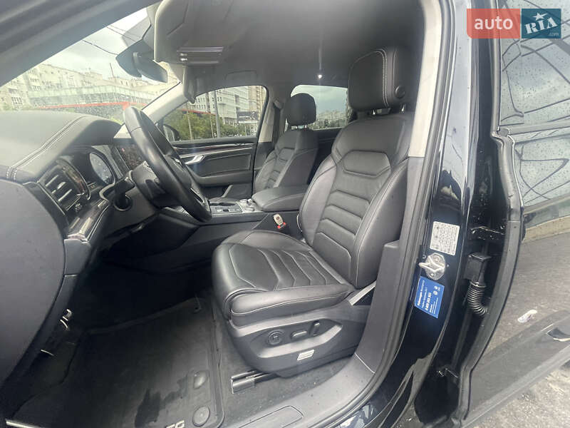 Позашляховик / Кросовер Volkswagen Touareg 2021 в Харкові