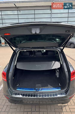 Внедорожник / Кроссовер Volkswagen Touareg 2013 в 